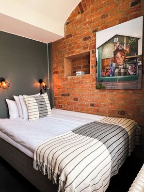 Cortinas blackout, wifi gratis y ropa de cama 