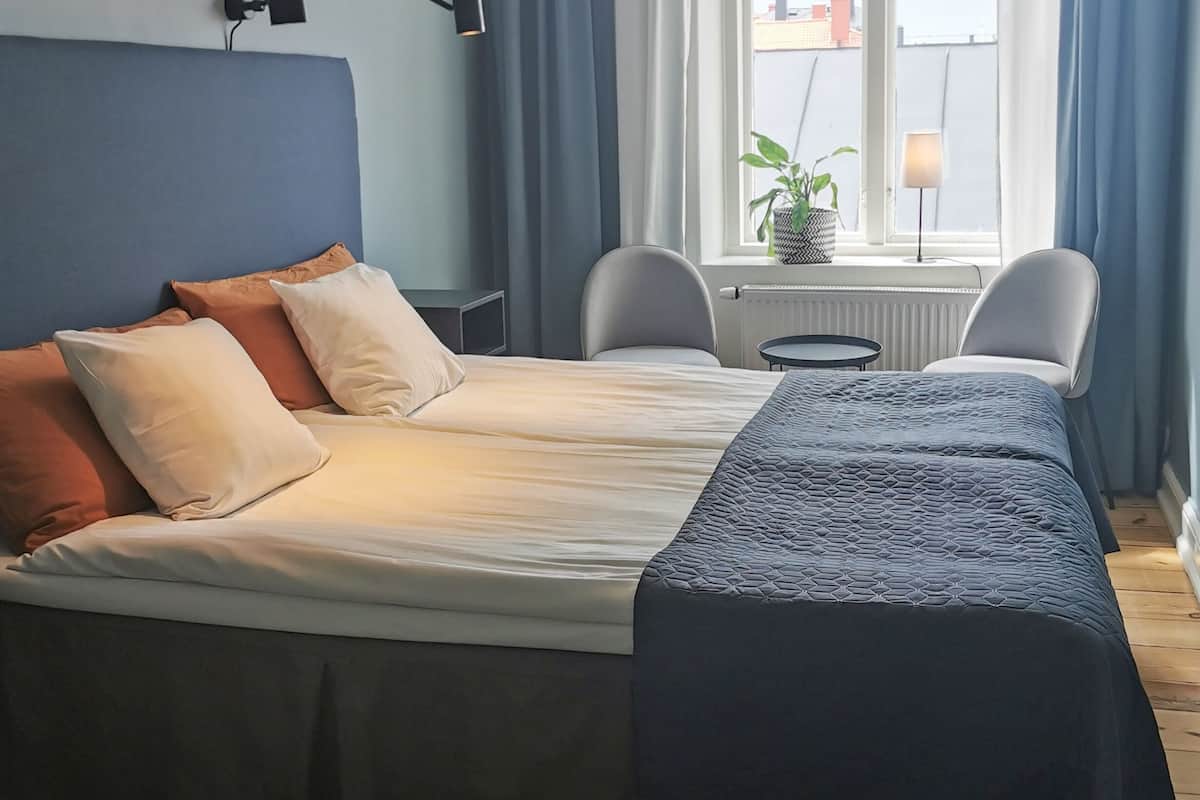 1 bedroom, blackout drapes, free WiFi, bed sheets