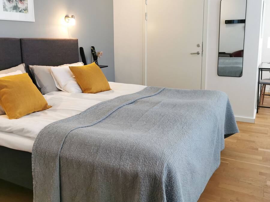 Cortinas blackout, wifi gratis y ropa de cama