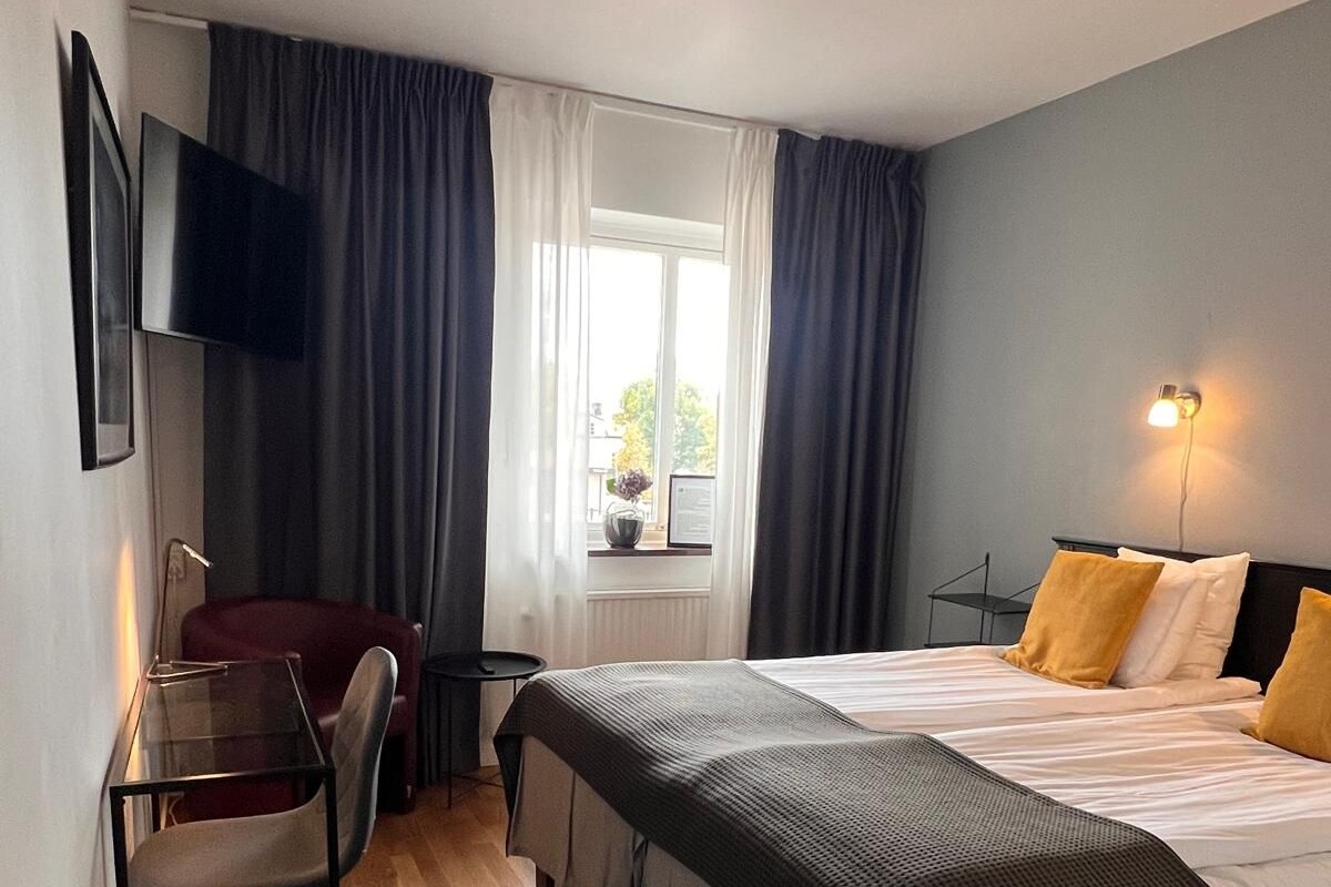 Cortinas opacas, wifi gratis, ropa de cama