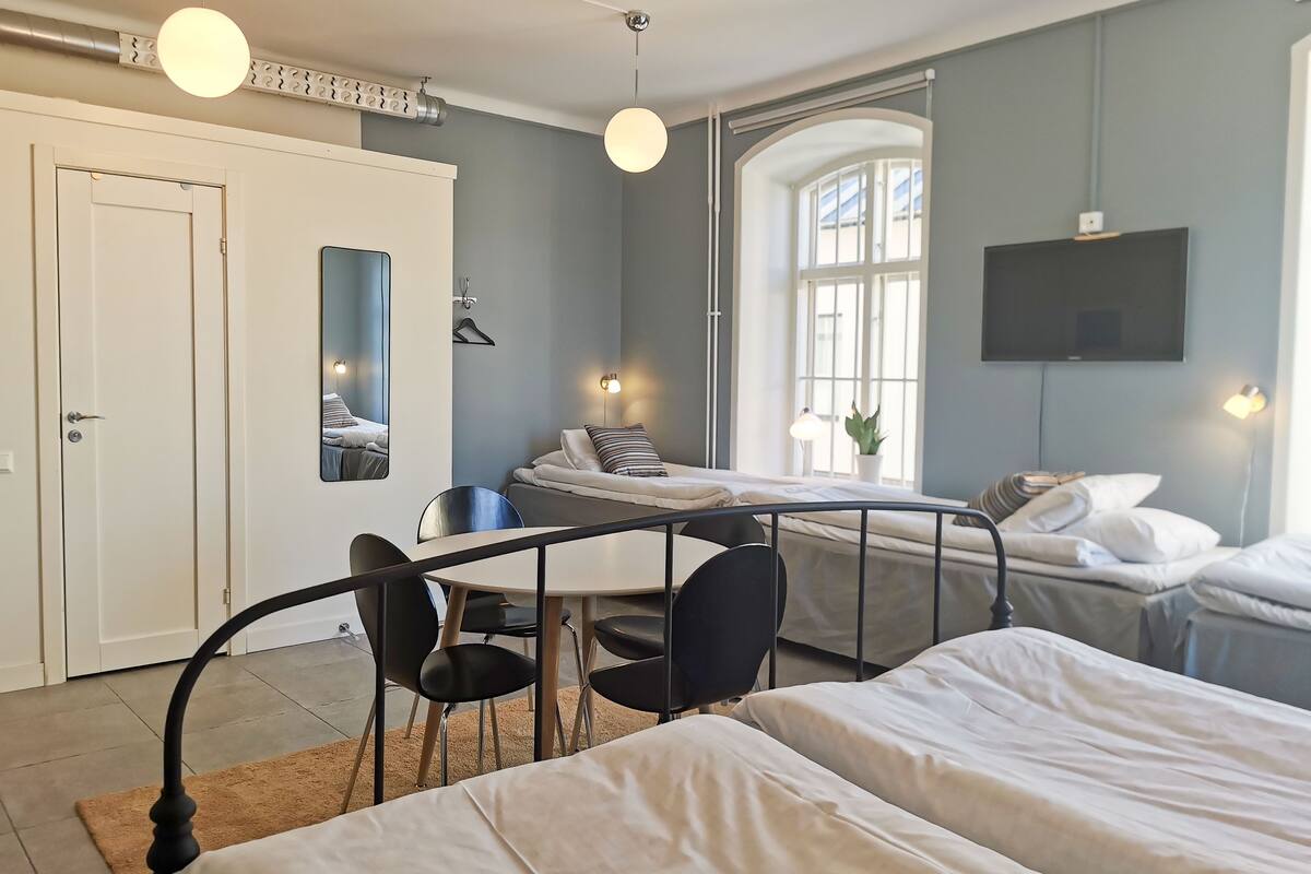 family room (5 adults) | 1 bedroom, blackout curtains, free wifi, bed sheets