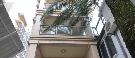 Pintu masuk properti