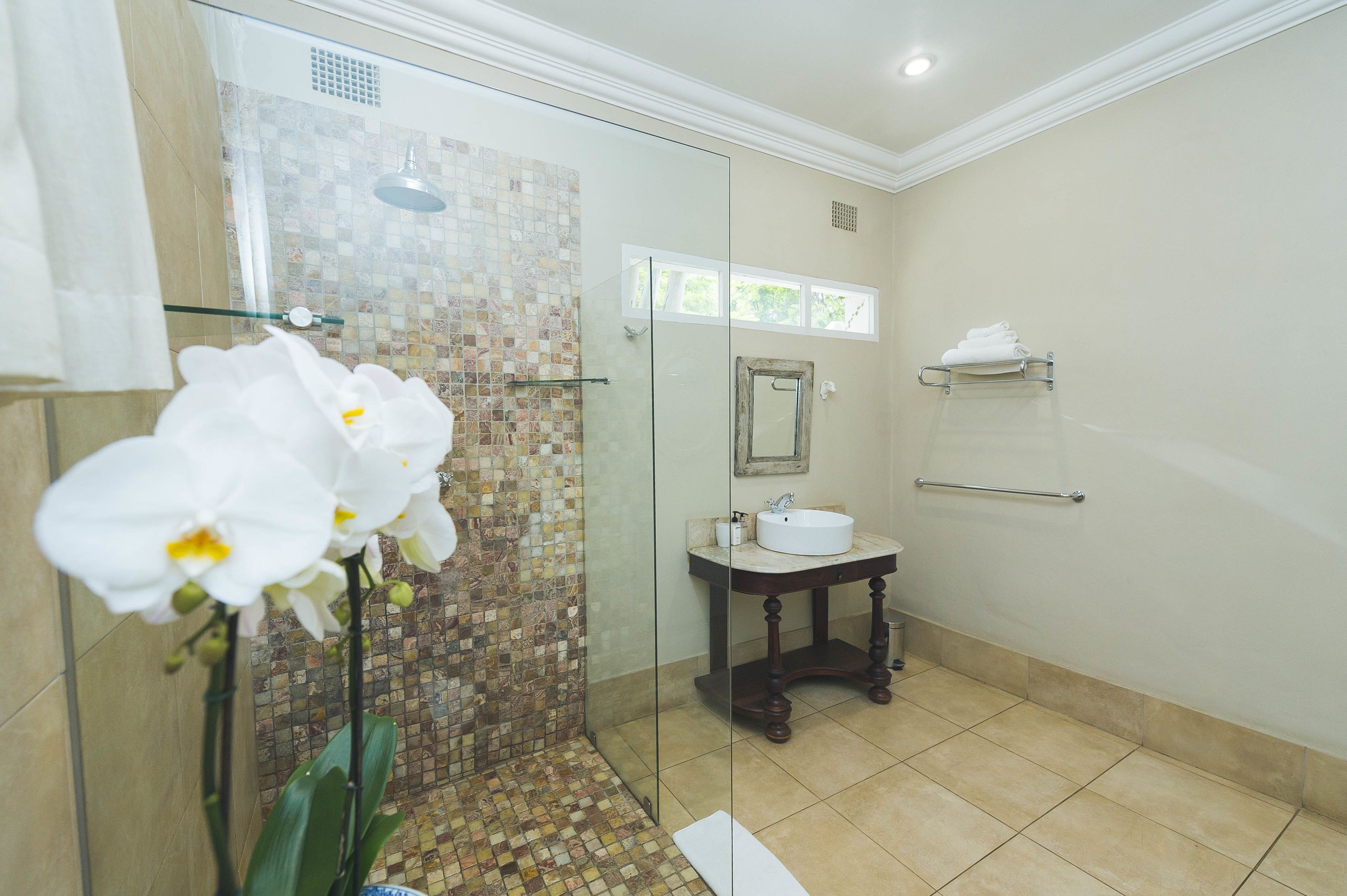 Chambre Luxe | Lavabo de la salle de bain