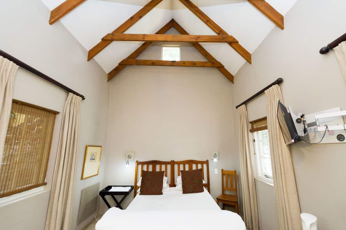 5 bedrooms, in-room safe, iron/ironing board, free WiFi