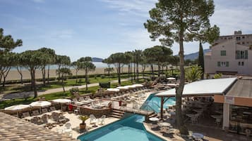 Outdoor pool, pool umbrellas, sun loungers