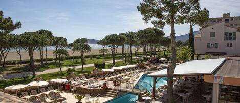 Utendørsbasseng, bassengparasoller og solsenger