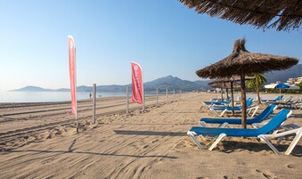 Playa privada, tumbonas, sombrillas y toallas de playa