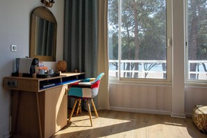 Suite Junior, teras, pemandangan laut | Minibar, brankas, Wi-Fi gratis, dan seprai linen