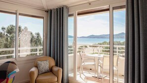 A room with a view of the sea, a balcony with a table and chairs, and a chair with a cushion. - Grand Hôtel du Lido (Argelès-sur-Mer)