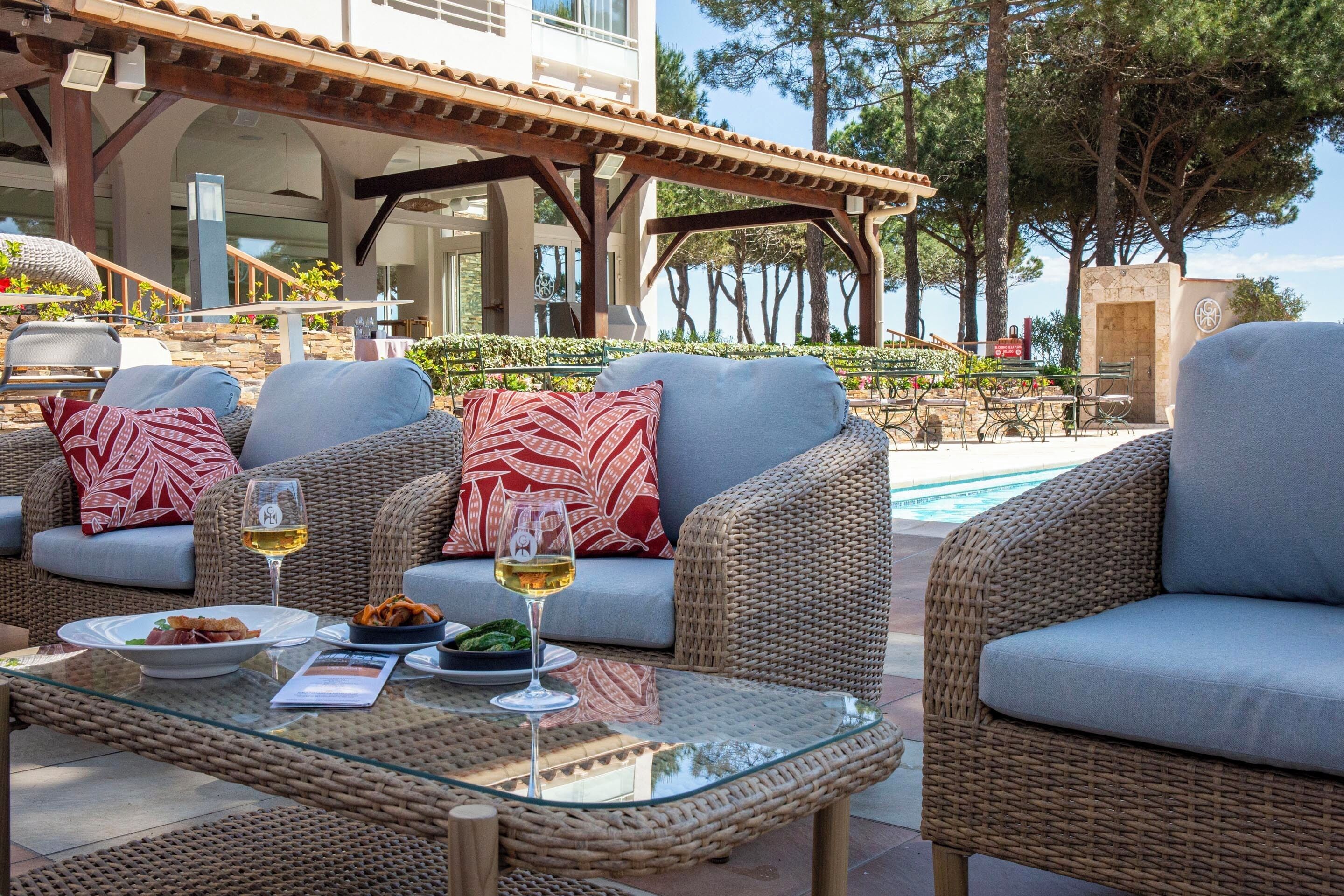 Déjeuner et dîner servis sur place, spécialités Cuisine française