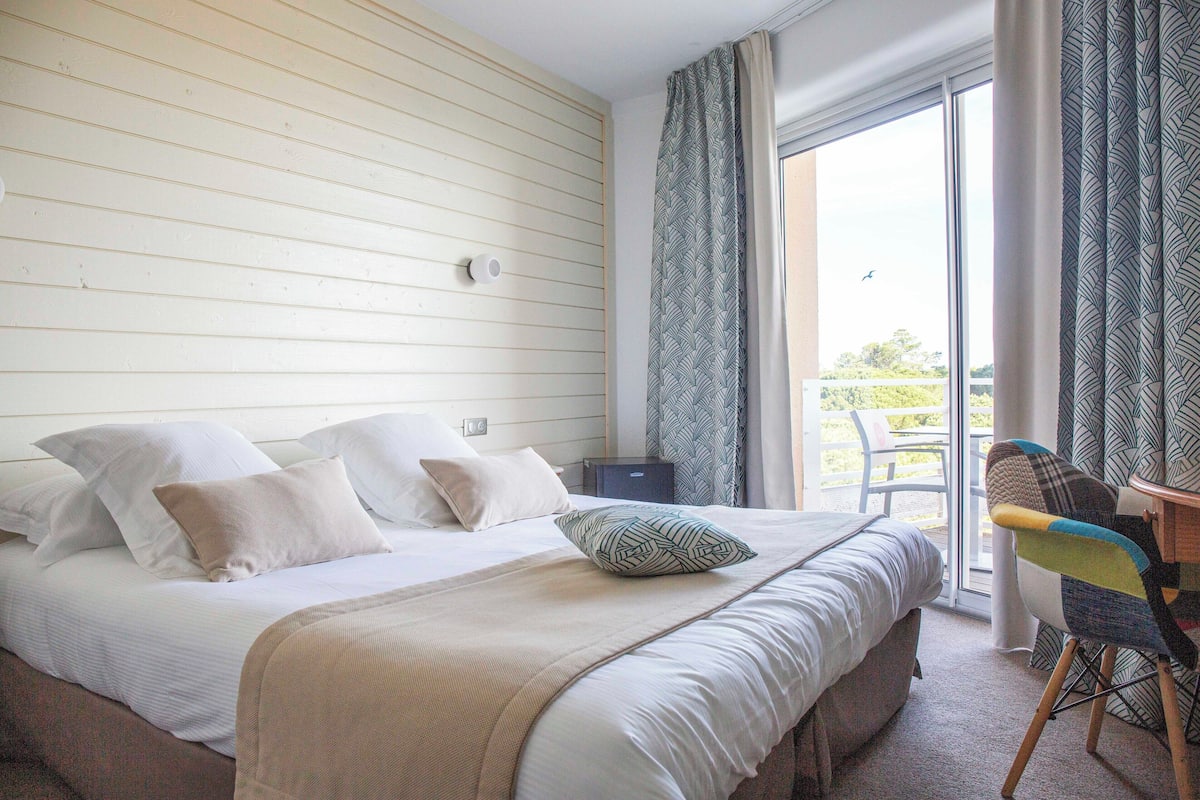 Double or Twin Room (Sans Vue Mer) | 1 bedroom, minibar, in-room safe, desk