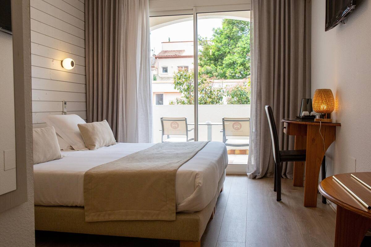 double room, annex building no sea view | 1 bedroom, minibar, in-room safe, desk