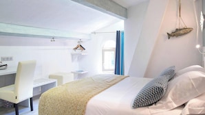 Ein modernes Schlafzimmer mit Bett, Schreibtisch und Stuhl.