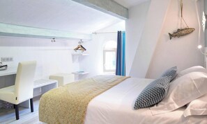 Een moderne slaapkamer met een bed, een bureau en een stoel.