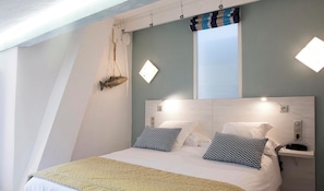Family Room | In-room safe, desk, iron/ironing board, free WiFi - Hôtel Le Mas des Citronniers (Collioure)
