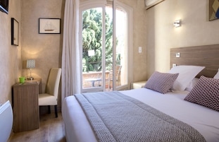 Quarto casal superior, vista para o jardim | Cofres nos quartos, escrivaninha, ferros/tábuas de passar roupa