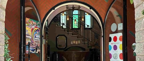 A hotel entrance with a sign reading 'Hôtel Mas des Citronniers.'