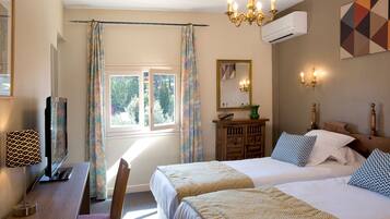 Huone | Tallelokero huoneessa, työpöytä, silitysrauta/-lauta