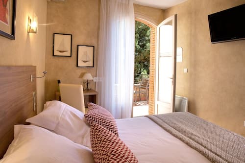 In-room safe, desk, iron/ironing board, free WiFi