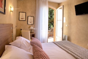 Caja de seguridad en la habitación y escritorio