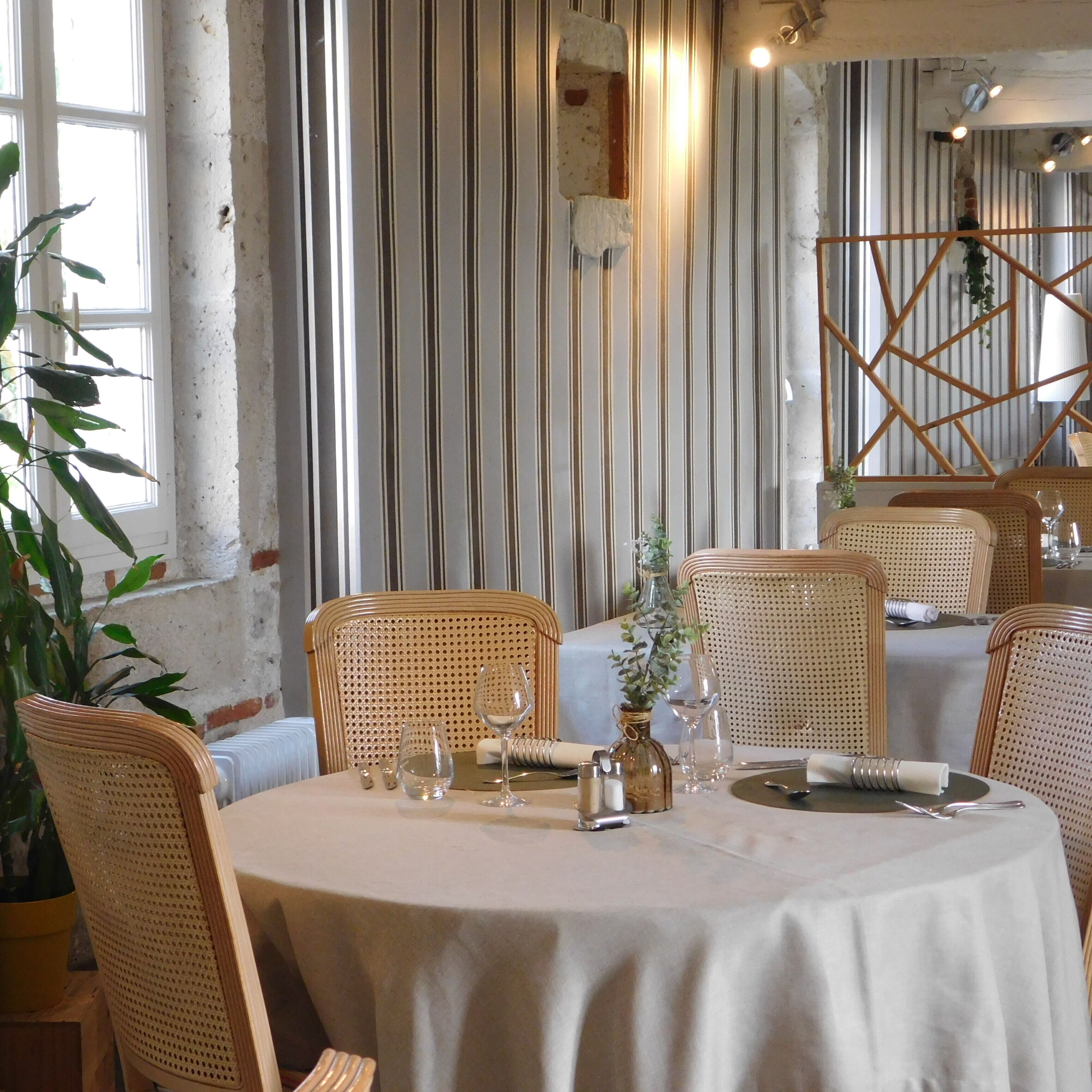 Serveert ontbijt, lunch en diner