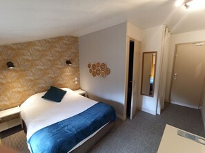 Standard Room (1 person) | Premium bedding, desk, iron/ironing board, free WiFi
