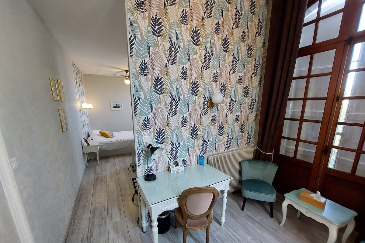 Premium bedding, desk, iron/ironing board, free WiFi