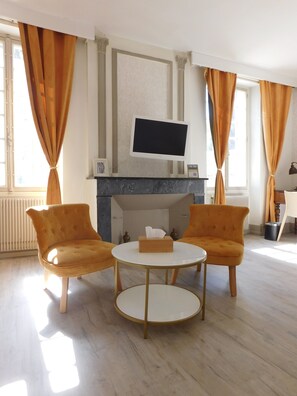 Premium bedding, desk, iron/ironing board, free WiFi