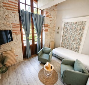 Superior Room, 1 Bedroom, Pool View (Maximum 4 personnes- 2adulte&2enfant) | Premium bedding, desk, iron/ironing board, free WiFi - Le Prince Noir (Serignac-sur-Garonne)