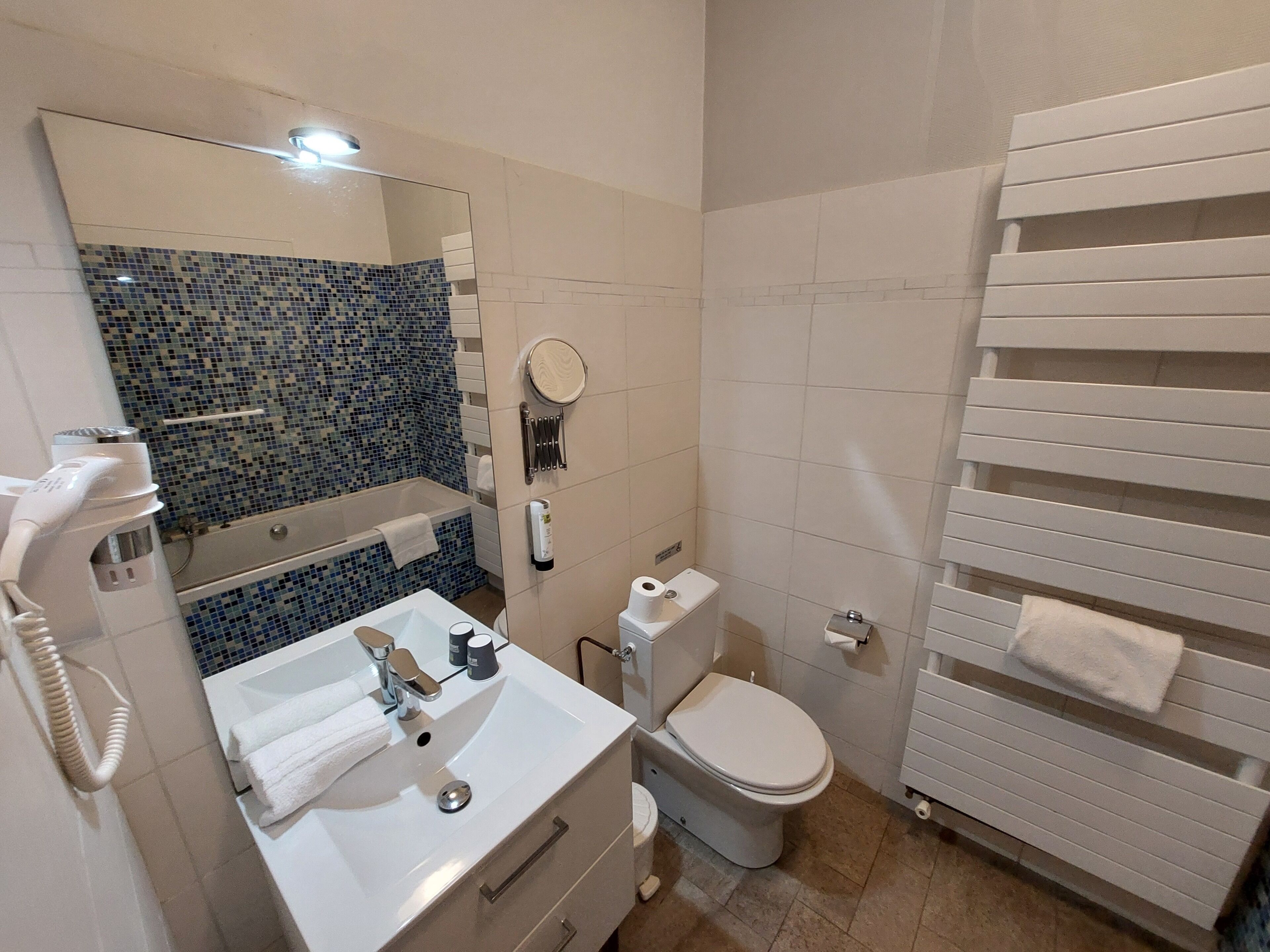 Superior Room, 1 Queen Bed, Pool View | Bathroom | Free toiletries, hair dryer, towels