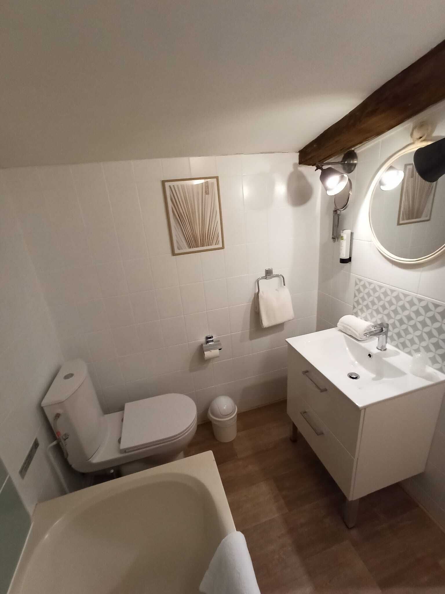 Un bagno con il water, lavandino e vasca da bagno.
