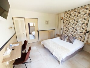 Premium bedding, desk, iron/ironing board, free WiFi