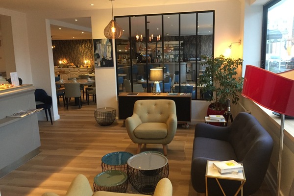 Lobby lounge