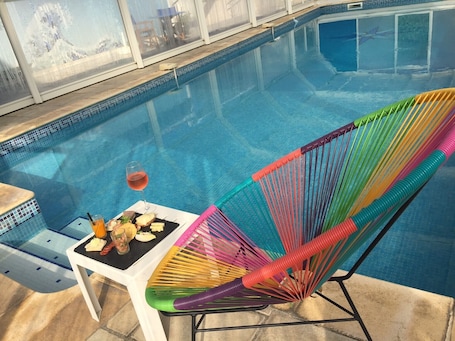 Una piscina cubierta, una piscina al aire libre de temporada, tumbonas. Logis Hotel et Restaurant Le Galion Canet Plage