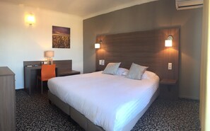 Tradition Twin Room | Premium bedding, minibar, in-room safe, desk - Logis Hotel et Restaurant Le Galion Canet Plage (Canet-en-Roussillon)