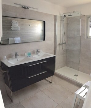 Superior family room | Bathroom - Logis Hotel et Restaurant Le Galion Canet Plage (Canet-en-Roussillon)