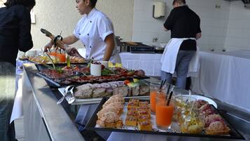 Un buffet proposant une variété de plats et une station de boissons.