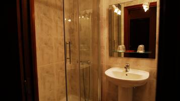 Ducha, artículos de tocador gratuitos, secador de pelo, toallas