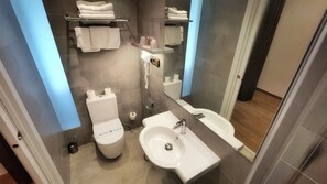 Habitación con 2 camas individuales | Baño | Artículos de higiene personal gratuitos, secador de pelo y toallas