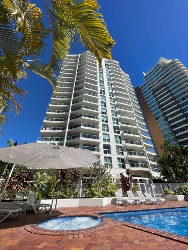 Exterior - Crest Apartments (Main Beach)