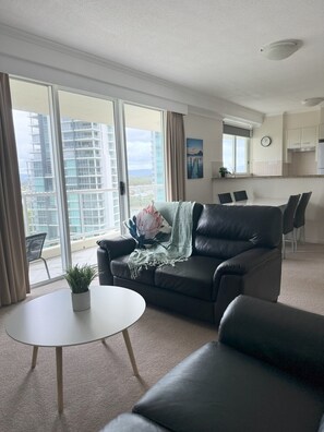 Living room - Crest Apartments (Main Beach)