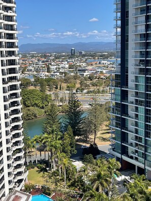 Mountain view - Crest Apartments (Main Beach)