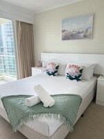 Decoración personalizada, muebles diferentes y cortinas blackout 