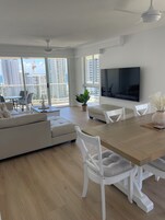 Decoración personalizada, muebles diferentes y cortinas blackout 