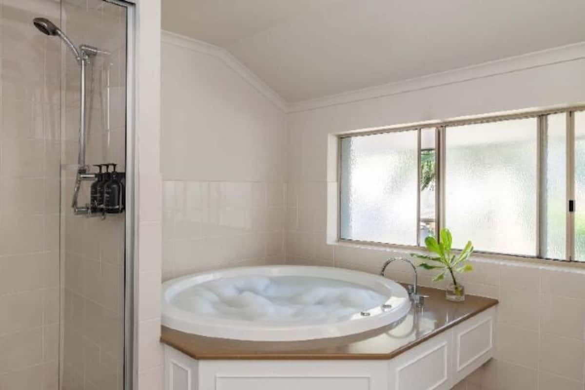 Bañera y ducha independientes, artículos de tocador gratuitos