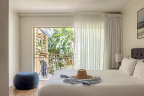 Caja fuerte, tabla de planchar con plancha, wifi y ropa de cama