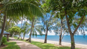 A pathway leading to a beach with palm trees and a clear view of the ocean. - Mantra Amphora (Palm Cove)