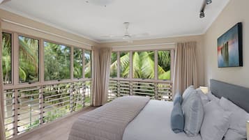 In-room safe, iron/ironing board, WiFi, bed sheets