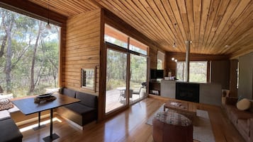 Cabin, 1 Bedroom | Ruang tamu | TV LCD, pendiangan, pemain DVD
