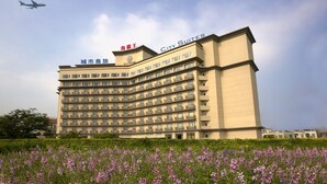 Un hôtel à plusieurs étages, doté de balcons et d’une enseigne indiquant qu’il s’agit d’un hôtel situé en ville.